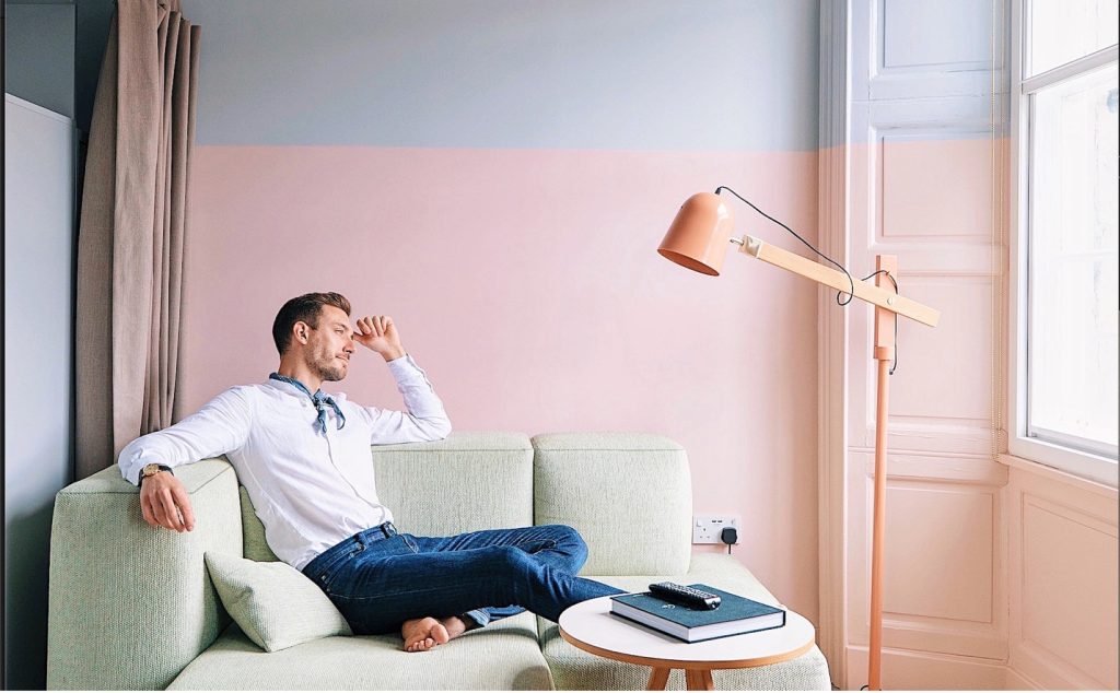 5 Quick Ways to Refresh Your Walls Using Lanterns and Wall Decoration Items